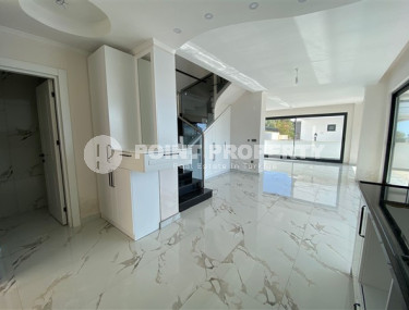 Новая двухэтажная вилла 3+1 с роскошным панорамным видом на море в элитном районе Аланьи Бекташ.-id-4382-фото-4