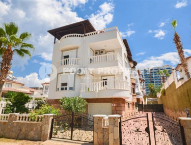 Отдельно стоящая трехэтажная вилла с собственным участком 500 м2, садом и бассейном в 500 метрах от моря.-id-4402-фото-2