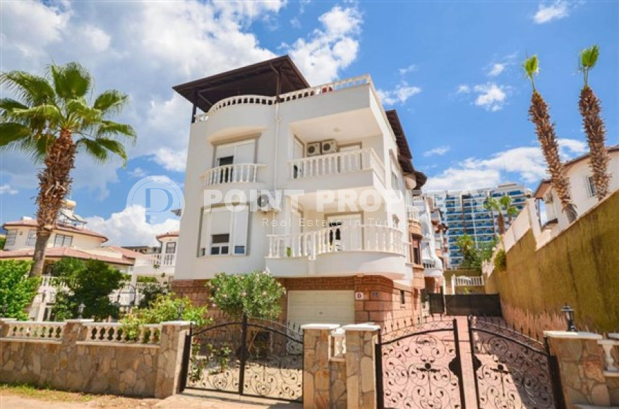 Отдельно стоящая трехэтажная вилла с собственным участком 500 м2, садом и бассейном в 500 метрах от моря.-id-4402-фото-2