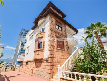 Detached three-storey villa with its own plot of 500 m2, garden and swimming pool 500 meters from the sea.-id-4402-photo-1