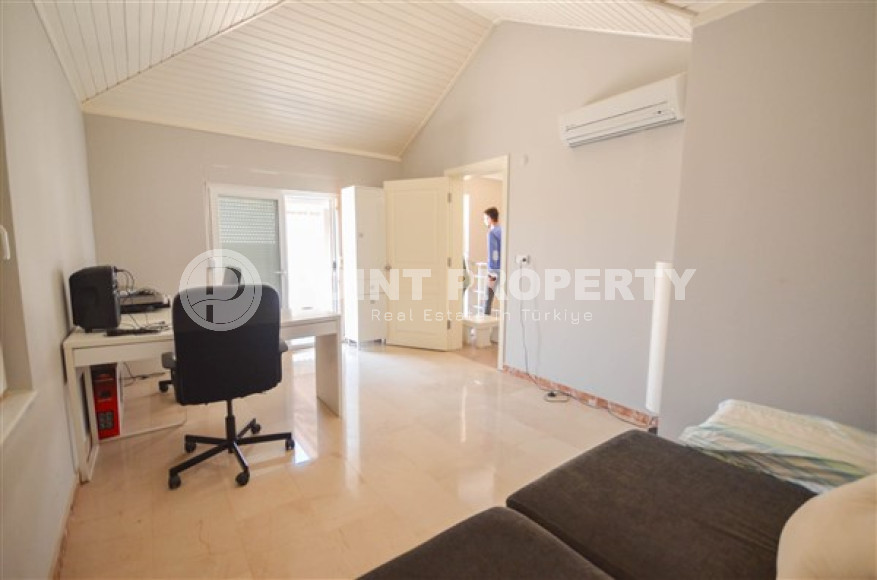 Отдельно стоящая трехэтажная вилла с собственным участком 500 м2, садом и бассейном в 500 метрах от моря.-id-4402-фото-6