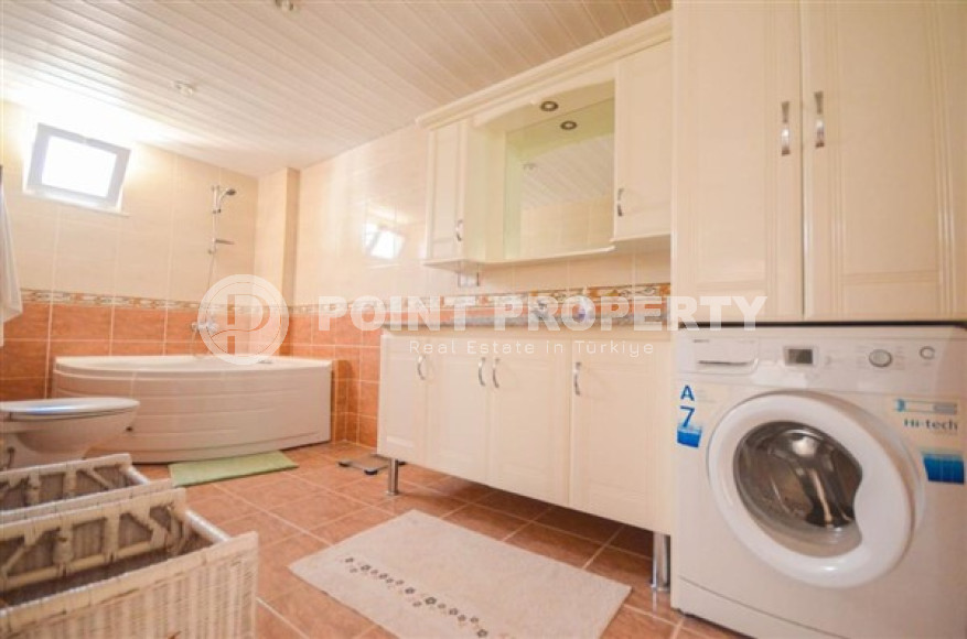 Отдельно стоящая трехэтажная вилла с собственным участком 500 м2, садом и бассейном в 500 метрах от моря.-id-4402-фото-11