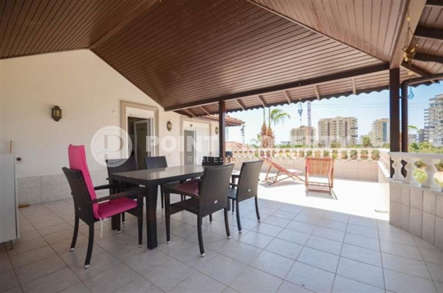 Отдельно стоящая трехэтажная вилла с собственным участком 500 м2, садом и бассейном в 500 метрах от моря.-id-4402-фото-15