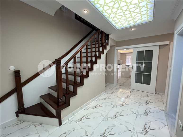 Huge eight-room penthouse with an area of 310 m2 located in the central part of Alanya-id-4408-photo-9