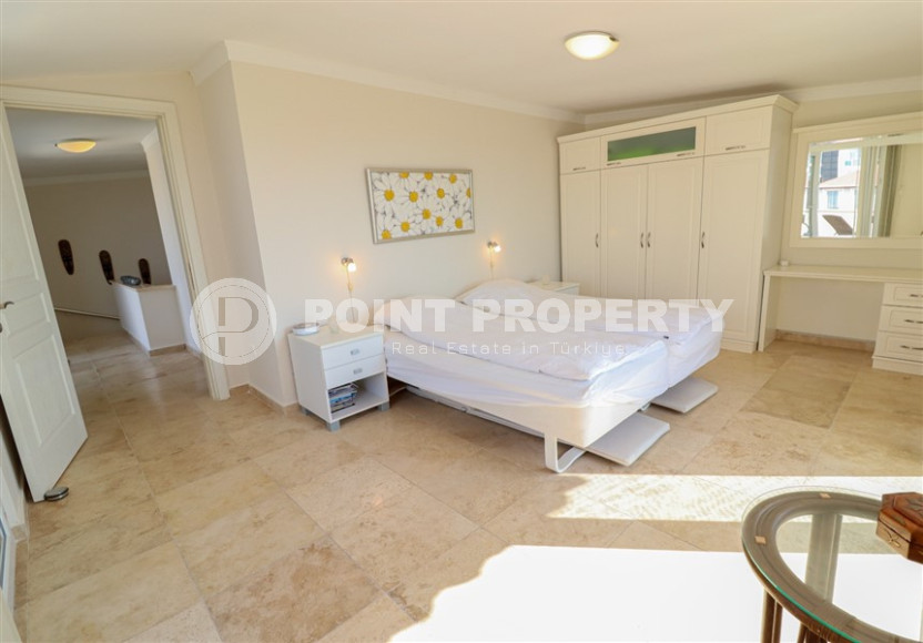 Panoramic duplex on the 4th floor with an attic, a kilometer from the beach and the promenade.-id-4420-photo-9