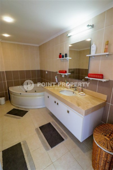 Panoramic duplex on the 4th floor with an attic, a kilometer from the beach and the promenade.-id-4420-photo-11