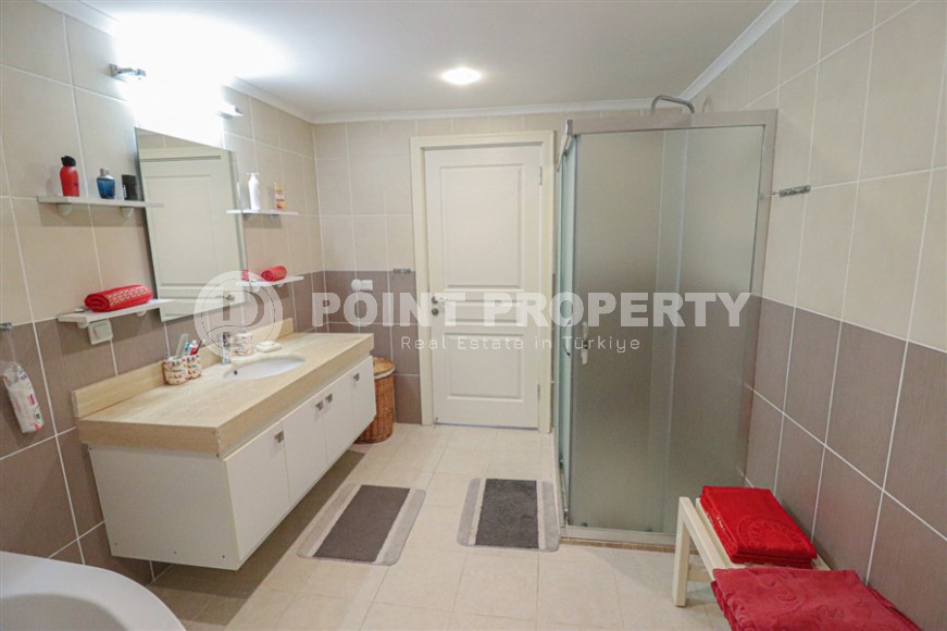 Panoramic duplex on the 4th floor with an attic, a kilometer from the beach and the promenade.-id-4420-photo-12