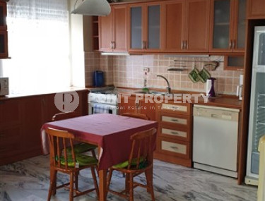 Просторная меблированная квартира с двумя спальнями в 900 метрах от моря в центре Аланьи.-id-4424-фото-3