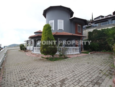 Duplex with a total area of 220 m2, with a private pool and garden, five kilometers from the sea.-id-4464-photo-1