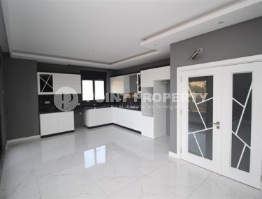 Дуплекс 5+1 с собственным садом, в двух с половиной километрах от моря в элитном районе Аланьи - Бекташ.-id-4466-фото-1