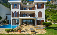 Luxurious mansion with a swimming pool and a cozy green garden three and a half kilometers from the sea.-id-4502-photo-1