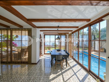 Роскошный особняк с бассейном и уютным зеленым садом в трех с половиной километрах от моря.-id-4502-фото-2