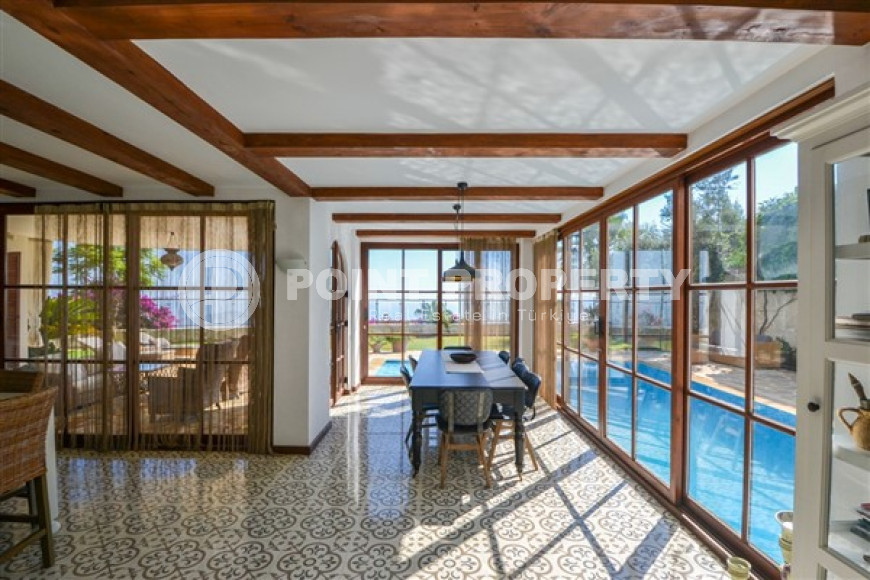 Luxurious mansion with a swimming pool and a cozy green garden three and a half kilometers from the sea.-id-4502-photo-2