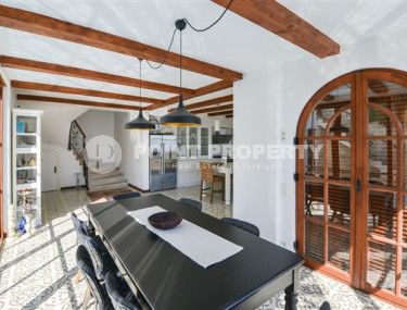 Роскошный особняк с бассейном и уютным зеленым садом в трех с половиной километрах от моря.-id-4502-фото-3