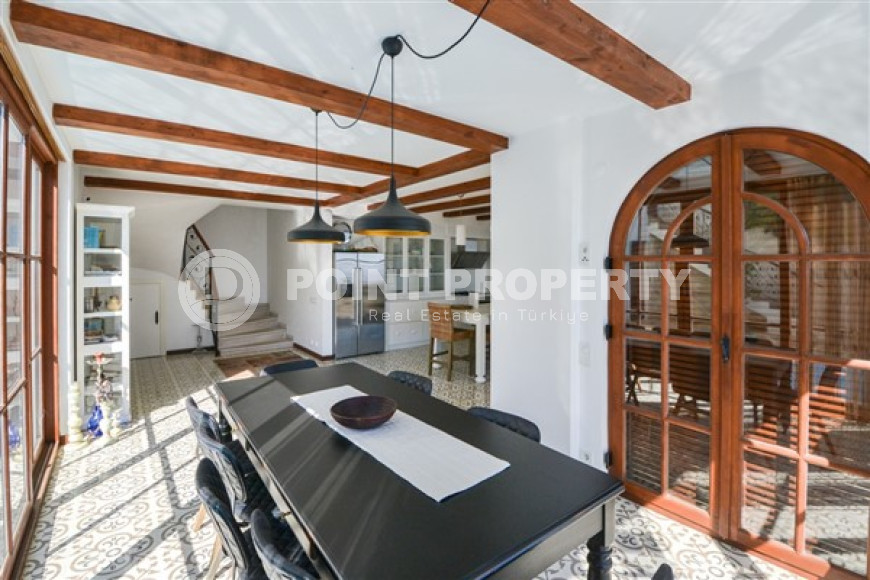 Luxurious mansion with a swimming pool and a cozy green garden three and a half kilometers from the sea.-id-4502-photo-3