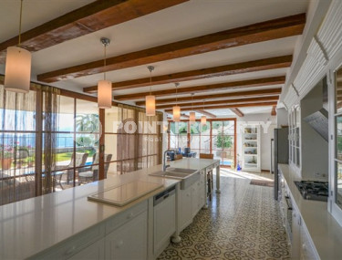 Роскошный особняк с бассейном и уютным зеленым садом в трех с половиной километрах от моря.-id-4502-фото-4