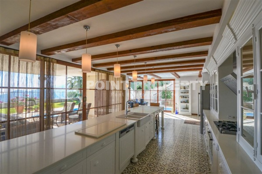 Luxurious mansion with a swimming pool and a cozy green garden three and a half kilometers from the sea.-id-4502-photo-4