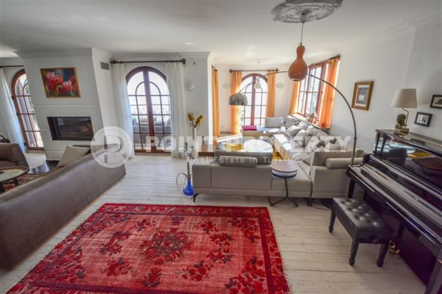 Luxurious mansion with a swimming pool and a cozy green garden three and a half kilometers from the sea.-id-4502-photo-5