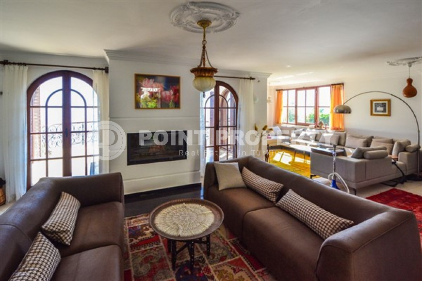 Luxurious mansion with a swimming pool and a cozy green garden three and a half kilometers from the sea.-id-4502-photo-6