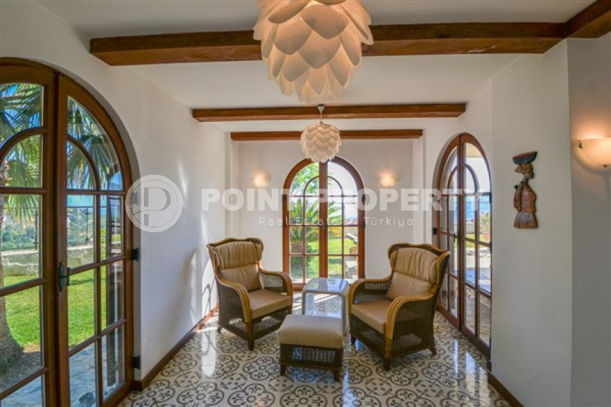 Luxurious mansion with a swimming pool and a cozy green garden three and a half kilometers from the sea.-id-4502-photo-7