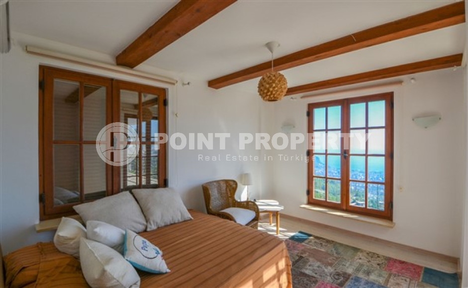 Luxurious mansion with a swimming pool and a cozy green garden three and a half kilometers from the sea.-id-4502-photo-8