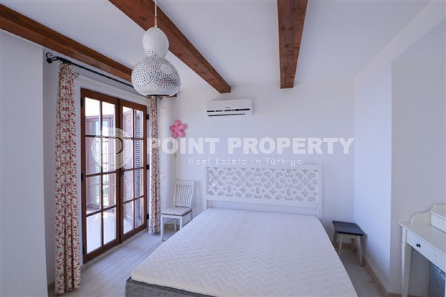 Luxurious mansion with a swimming pool and a cozy green garden three and a half kilometers from the sea.-id-4502-photo-9