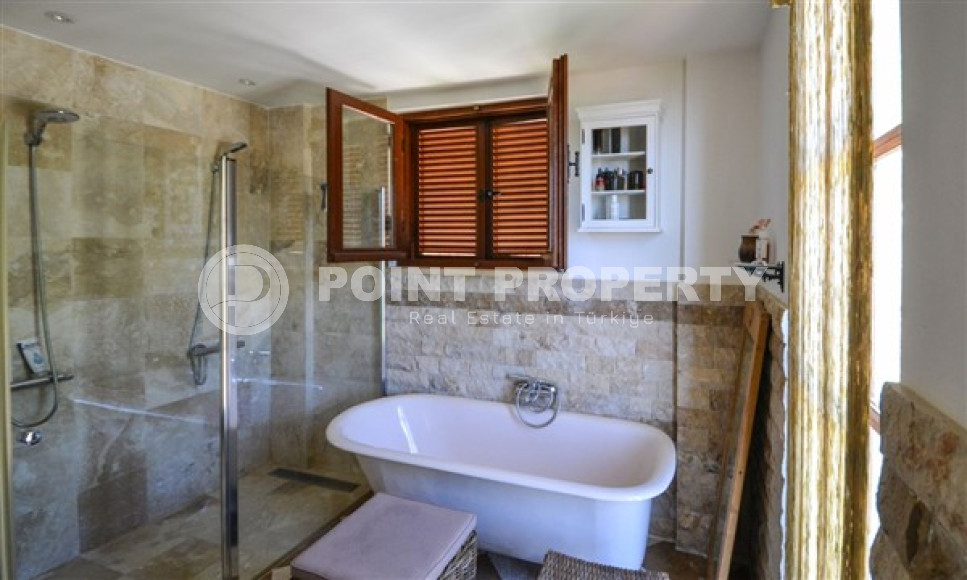 Luxurious mansion with a swimming pool and a cozy green garden three and a half kilometers from the sea.-id-4502-photo-10