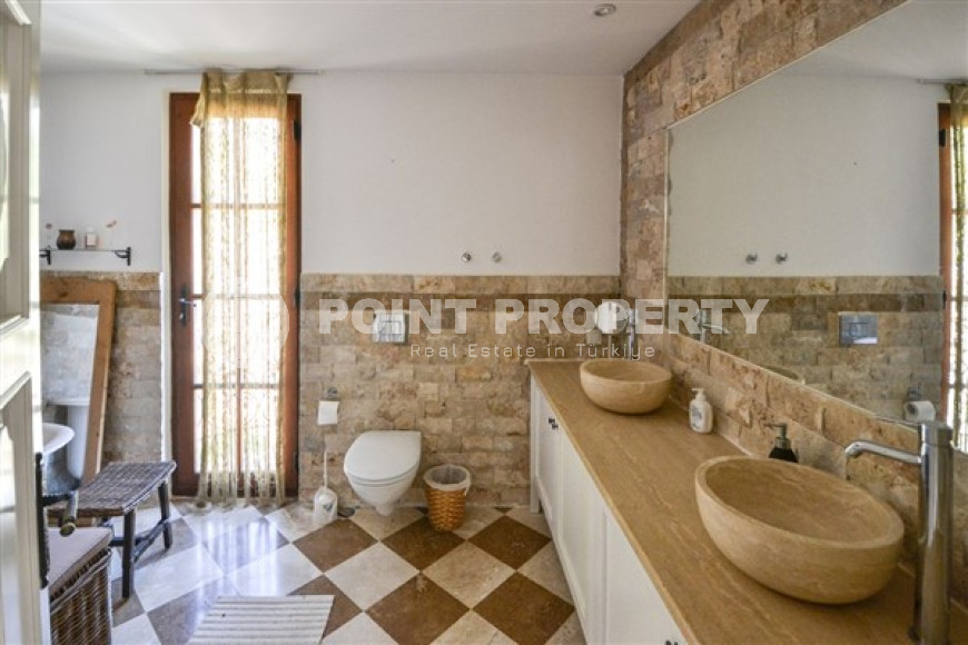 Luxurious mansion with a swimming pool and a cozy green garden three and a half kilometers from the sea.-id-4502-photo-11