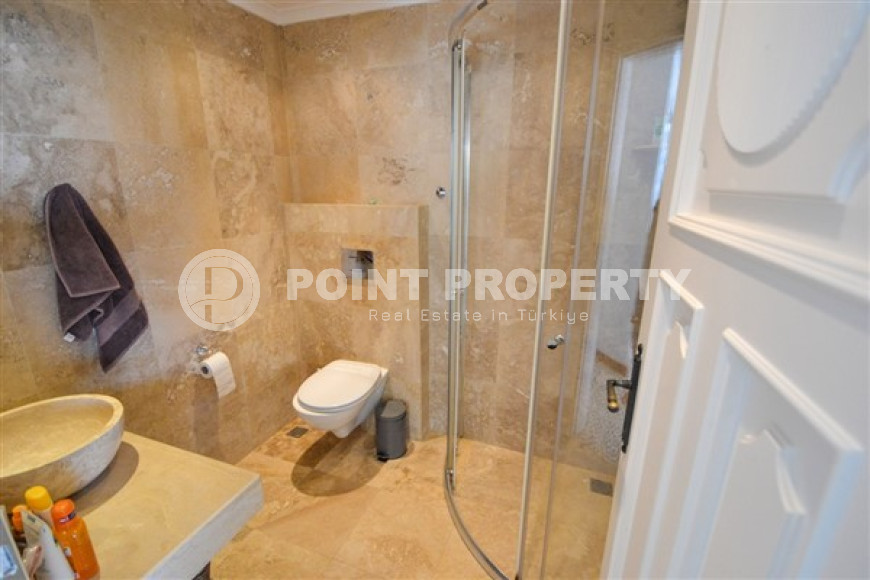 Luxurious mansion with a swimming pool and a cozy green garden three and a half kilometers from the sea.-id-4502-photo-12