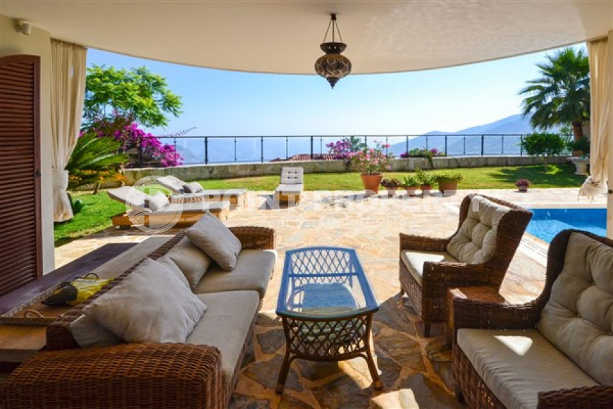 Luxurious mansion with a swimming pool and a cozy green garden three and a half kilometers from the sea.-id-4502-photo-13