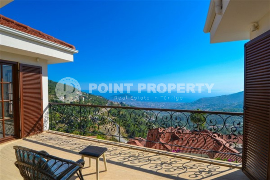 Luxurious mansion with a swimming pool and a cozy green garden three and a half kilometers from the sea.-id-4502-photo-14