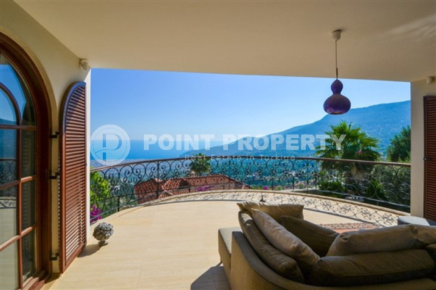 Luxurious mansion with a swimming pool and a cozy green garden three and a half kilometers from the sea.-id-4502-photo-15