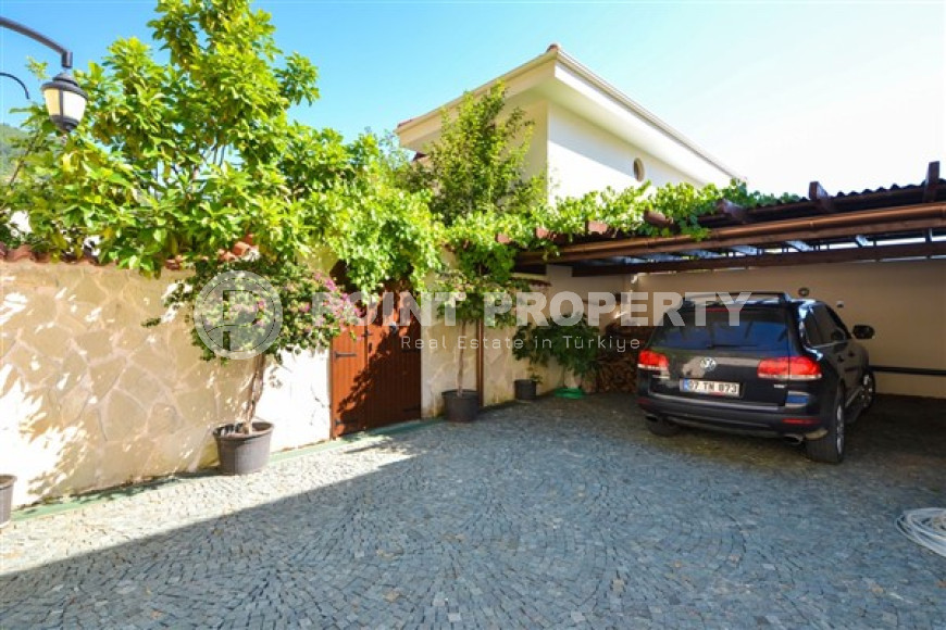 Luxurious mansion with a swimming pool and a cozy green garden three and a half kilometers from the sea.-id-4502-photo-16