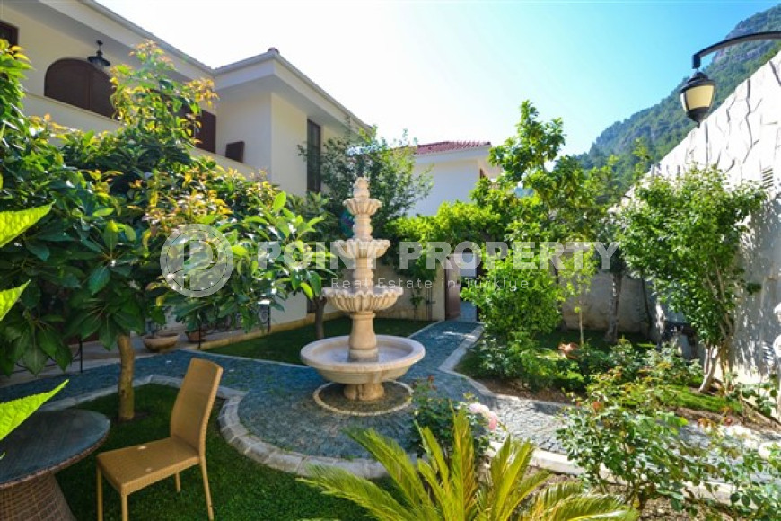 Luxurious mansion with a swimming pool and a cozy green garden three and a half kilometers from the sea.-id-4502-photo-17