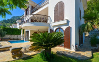 Luxurious mansion with a swimming pool and a cozy green garden three and a half kilometers from the sea.-id-4502-photo-18
