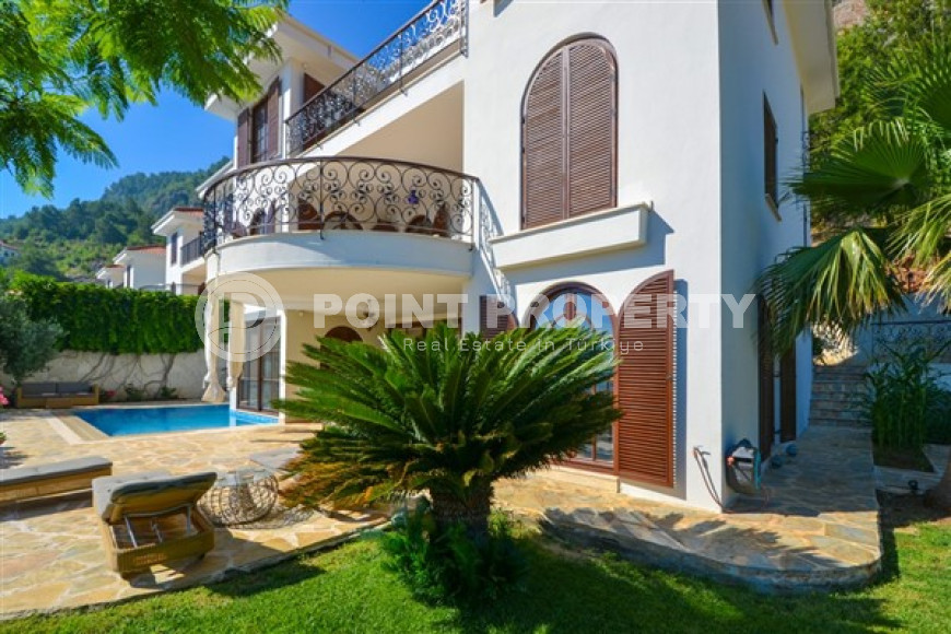 Luxurious mansion with a swimming pool and a cozy green garden three and a half kilometers from the sea.-id-4502-photo-18