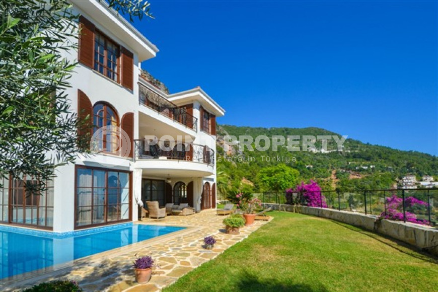 Luxurious mansion with a swimming pool and a cozy green garden three and a half kilometers from the sea.-id-4502-photo-19