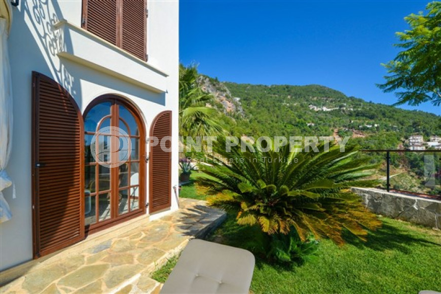 Luxurious mansion with a swimming pool and a cozy green garden three and a half kilometers from the sea.-id-4502-photo-20