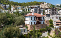 Huge three-storey villa with a total area of 480 m2 700 meters from the sea, the center of Alanya-id-4503-photo-1