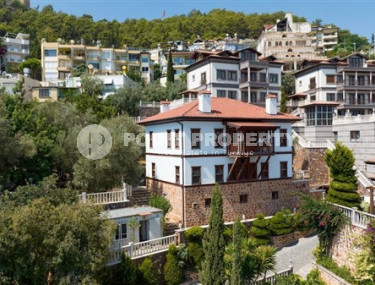 Huge three-storey villa with a total area of 480 m2 700 meters from the sea, the center of Alanya-id-4503-photo-1