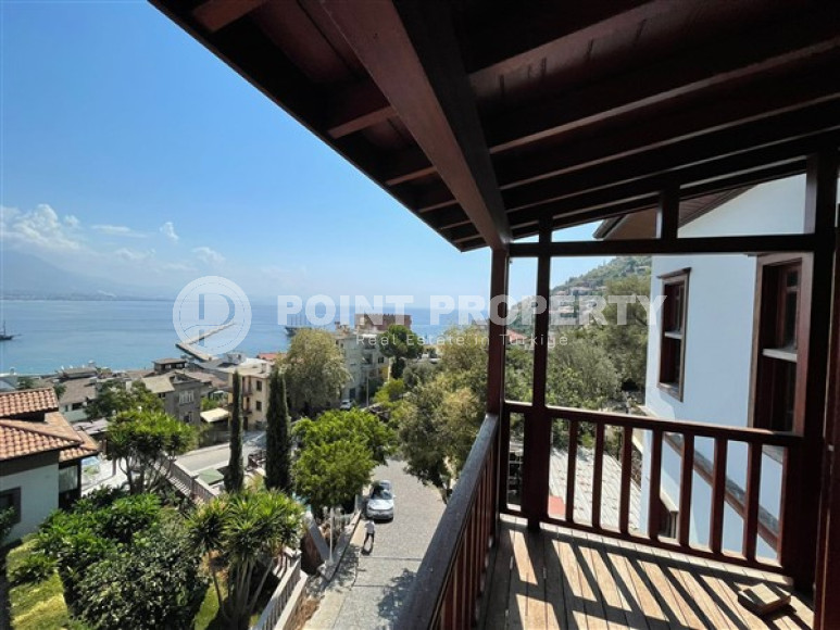 Huge three-storey villa with a total area of 480 m2 700 meters from the sea, the center of Alanya-id-4503-photo-3