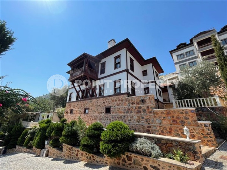 Huge three-storey villa with a total area of 480 m2 700 meters from the sea, the center of Alanya-id-4503-photo-16