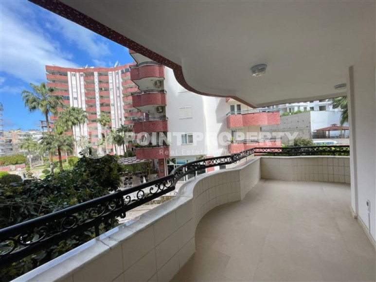 Spacious apartment with three bedrooms 400 meters from the beach and promenade.-id-4538-photo-10