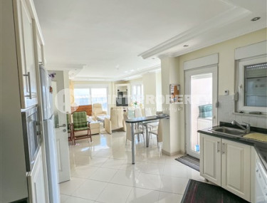 Просторная светлая квартира с тремя спальными комнатами на 7-м этаже в центре Аланьи.-id-4558-фото-2