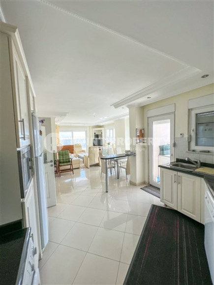 Просторная светлая квартира с тремя спальными комнатами на 7-м этаже в центре Аланьи.-id-4558-фото-2