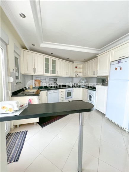 Просторная светлая квартира с тремя спальными комнатами на 7-м этаже в центре Аланьи.-id-4558-фото-5