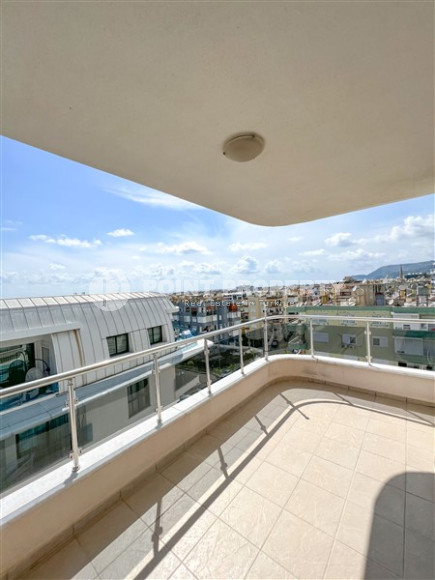 Просторная светлая квартира с тремя спальными комнатами на 7-м этаже в центре Аланьи.-id-4558-фото-16