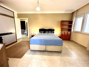 Просторная светлая квартира с мебелью и бытовой техникой в 200 метрах от пляжа и набережной.-id-4624-фото-3