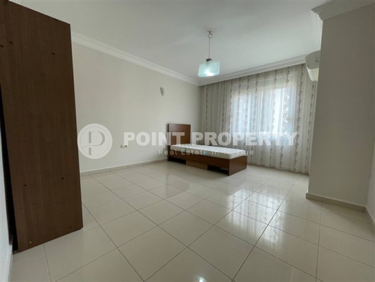 Large three bedroom apartment on the 2nd floor in the center of Mahmutlar.-id-4644-photo-4
