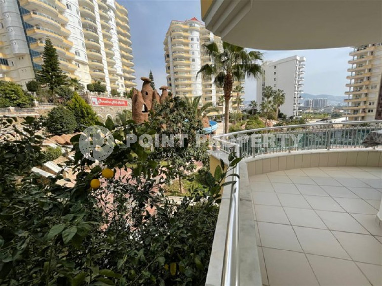 Large three bedroom apartment on the 2nd floor in the center of Mahmutlar.-id-4644-photo-9